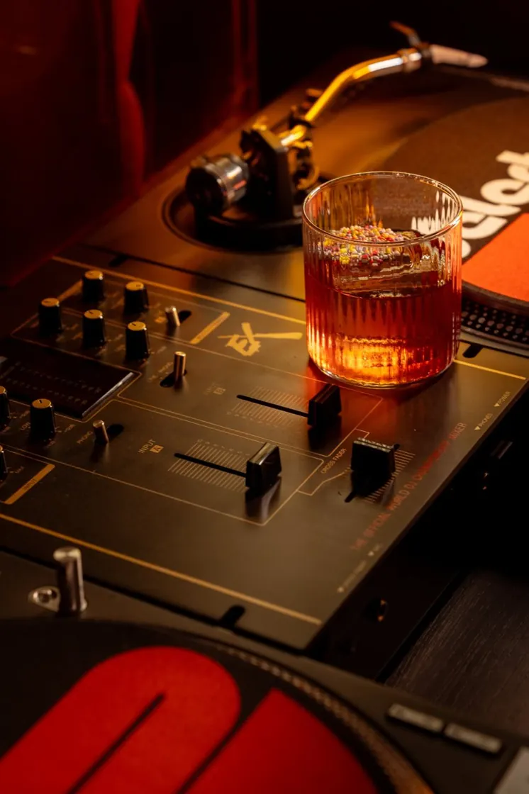 Bar Selecta — drinks beside the decks