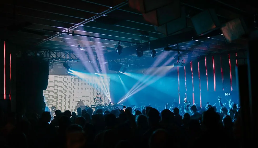 Howler — live room and lighting