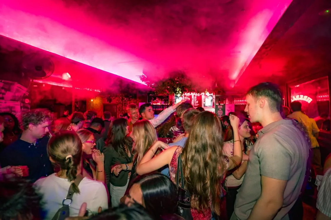 Pulp Club — club crowd